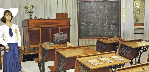 Reconstituição de uma sala de aula padrão da década de 1920