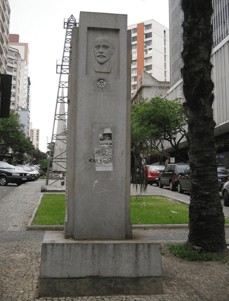 Monumento à Affonso Arinos
