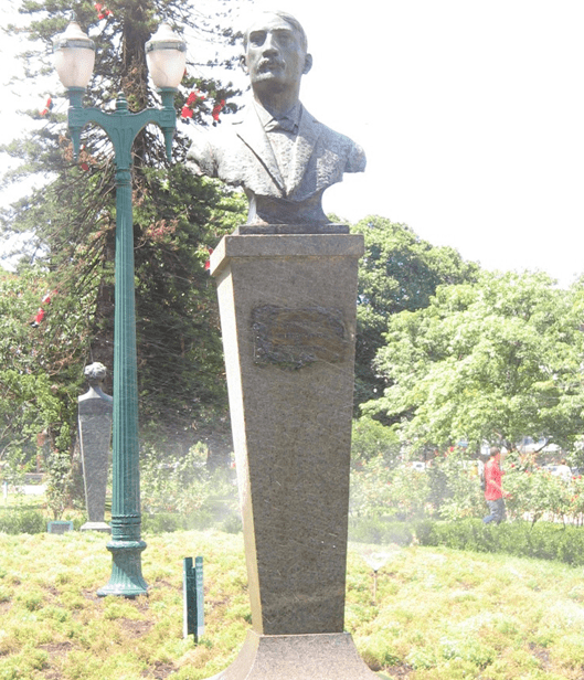 Busto de Azevedo Júnior.