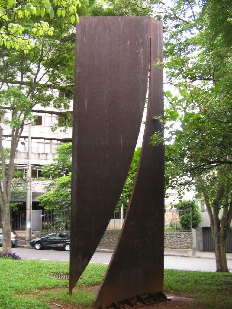 Escultura na Praça Deputado Renato Azeredo
