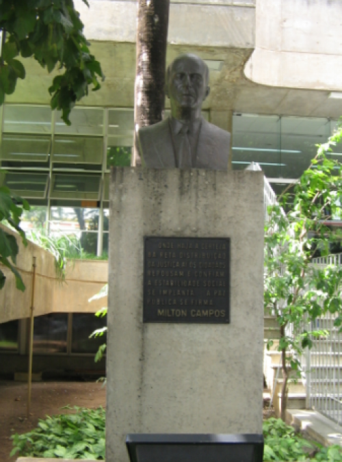 Busto de Milton Campos