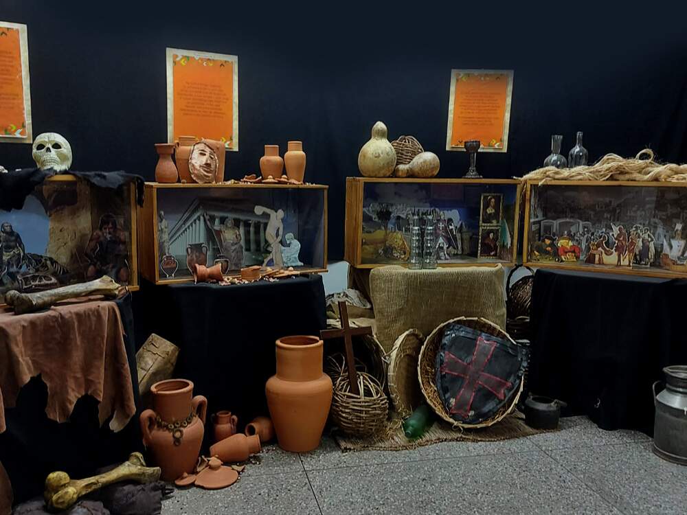 A imagem mostra diversos tipos de embalagens e recursos utilizados para guardar e transportar produtos, como vasos e potes de cerâmica, cestos de palha e baldes de metal.
