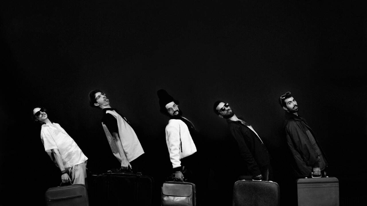 Os cinco integrantes da banda Dom Pepo, em foto preto e branca 