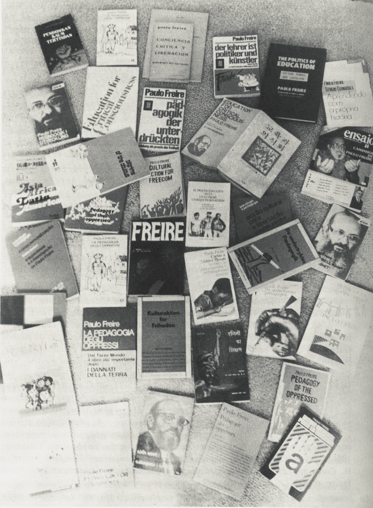 Foto: Trata-se de uma fotografia com as diversas publicações em diversos idiomas de Paulo Freire.