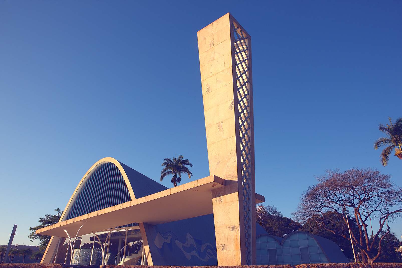 O projeto arquitetônico da Igreja São Francisco de Assis é de Oscar Niemeyer, e o cálculo estrutural do engenheiro Joaquim Cardozo. Foto: Acervo Belotur