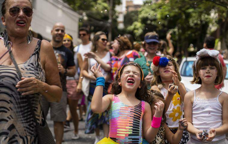 Crianças se divertindo em um bloco de carnaval em Belo Horizonte