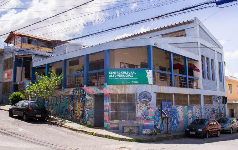 Fachada da edificação do Centro Cultural Alto Vera Cruz. O edifício tem o azul predominante que se une à grafittis. 