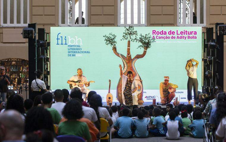 Foto mostra palco durante a apresentação de Roda de leitura infantil