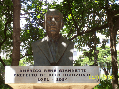 Vista frtontal do Busto de Giannetti.