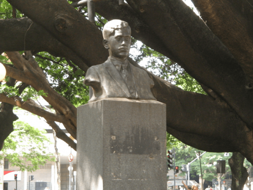 Vista de frente do Busto de Antônio Aleixo.