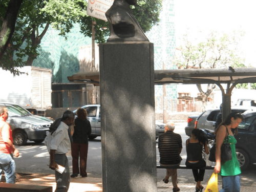 Vista de lado do busto de Antônio Aleixo.