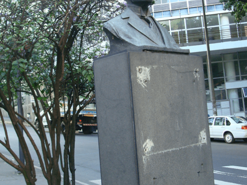 Vista lateral do busto de Augusto de Lima.