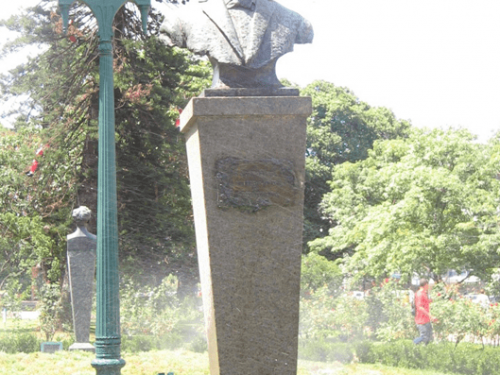 Vista frontal do busto de Azevedo Júnior.