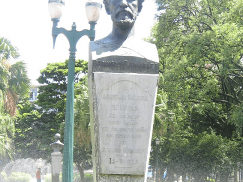 Vista frontal do busto de Bernardo Guimarães.