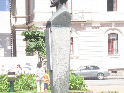 Vista lateral do busto de Bernardo Guimarães.