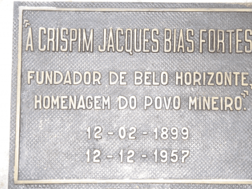 Placa informativa do busto de Chrispim Jacques Bias Fortes.