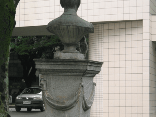 Vista traseira do busto de Cícero Ferreira.
