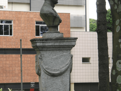 Vista lateral do busto de Cícero Ferreira.