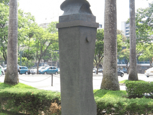Vista traseira do busto de Dom Pedro II.