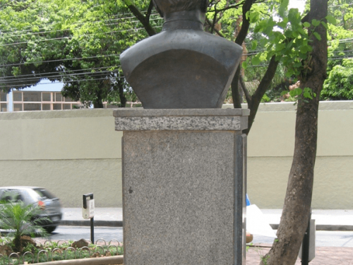 Vista de trás do busto de Dom Silvério.
