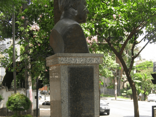 Vista lateral do busto de Dom Silvério.