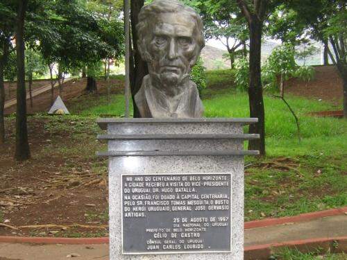 Vista frontal do Busto do General José Gervásio Artigas