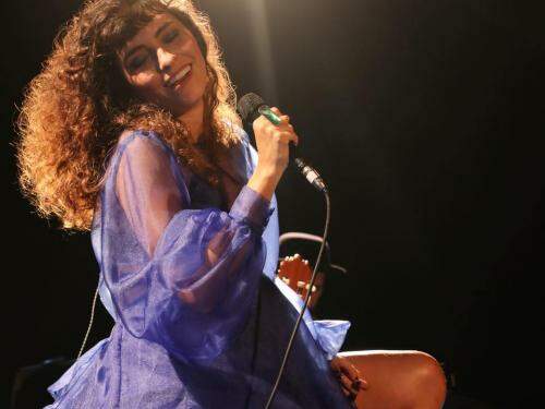 Live: Bruna Caram interpreta Gonzaguinha