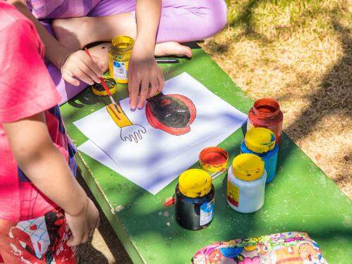 crianças brincando de pintar 