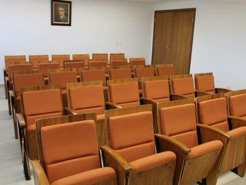 Pequena Sala de Conferências com capacidade para 30 pessoas. 