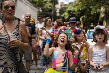 Crianças se divertindo em um bloco de carnaval em Belo Horizonte