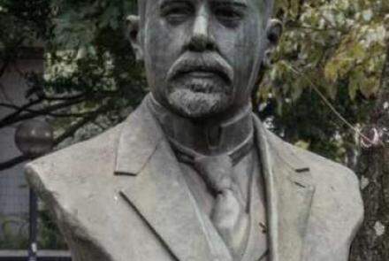Busto de Júlio Bueno Brandão