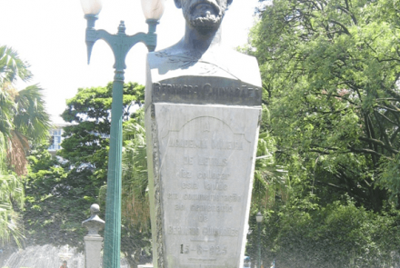 Busto de Bernardo Guimarães.