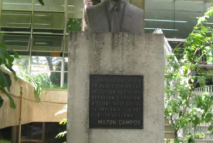 Busto de Milton Campos