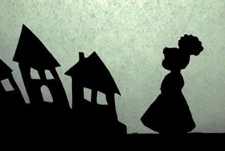 Imagem em silhueta contra luz, que mostra uma menina olhando um vilarejo cheio de casas.