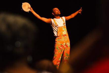 Cena do espetáculo “A Lenda de Ananse - Um Herói com Rosto Africano”
