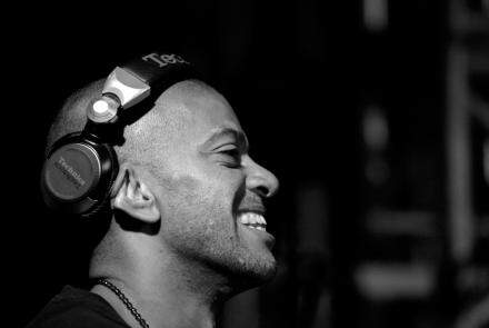 O DJ KL Jay se apresenta na grande final da Batalha de MCs