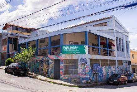 Fachada da edificação do Centro Cultural Alto Vera Cruz. O edifício tem o azul predominante que se une à grafittis. 