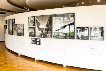 Imagem mostra painel expositivo com diversas fotos de Gautherot em preto e branco.