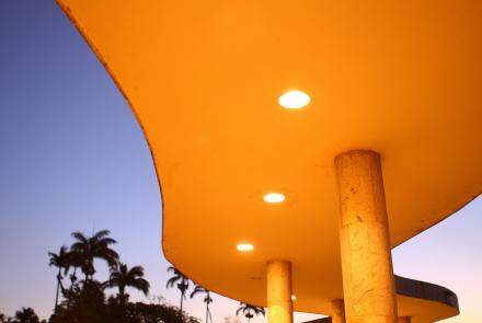 Em 2002 a Casa do Baile foi reaberta após sua restauração, realizada sob a coordenação do próprio Oscar Niemeyer com novos sistemas de climatização e iluminação. Seus jardins também passaram por um processo de revitalização obedecendo à intenção paisagística da proposta original de Burle Marx. Desde então, vem funcionando como um Centro de Referência de Arquitetura, Urbanismo e Design. Foto: Acervo Belotur