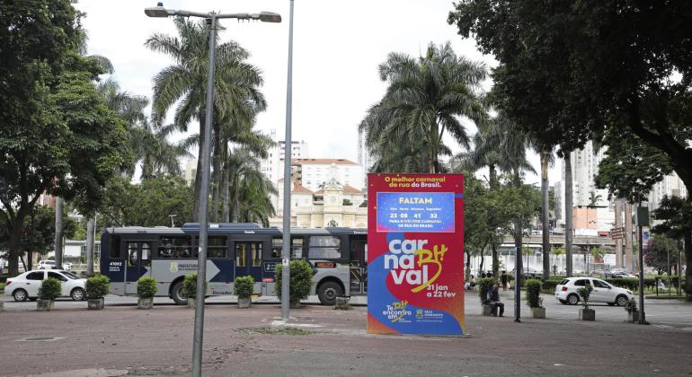 Totem instalado pela PBH traz a contagem regressiva para o Carnaval de 2026