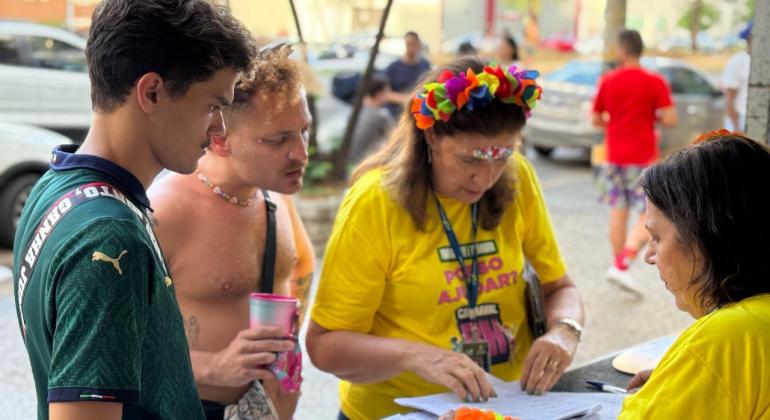 Foliões serão orientados em seis pontos de atendimento do “Posso Ajudar?” pela cidade