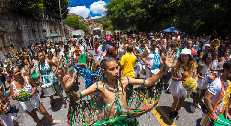 PBH finaliza o pagamento do auxílio financeiro aos blocos de rua