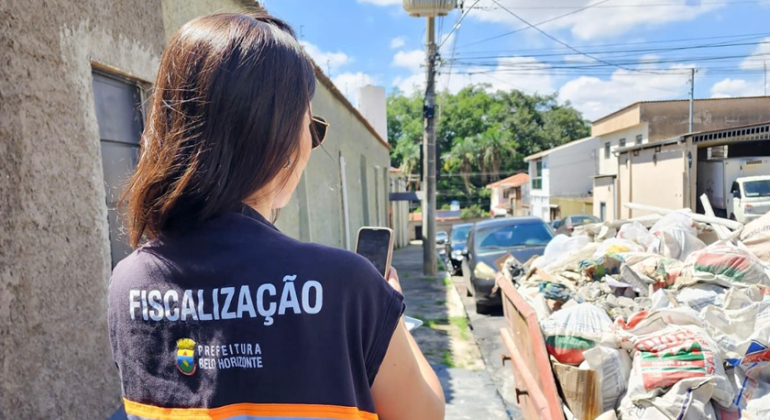 Fiscalização percorre rotas dos blocos para coibir irregularidades como caçambas nas ruas com cortejo