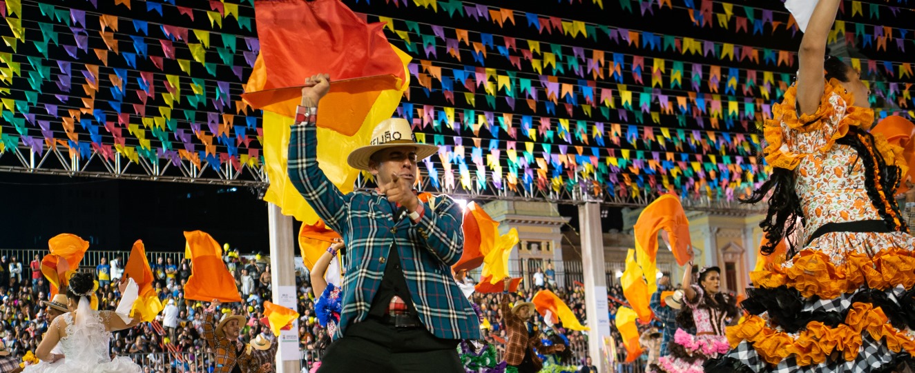 Foto de um quadrilheiro dançando no tablado