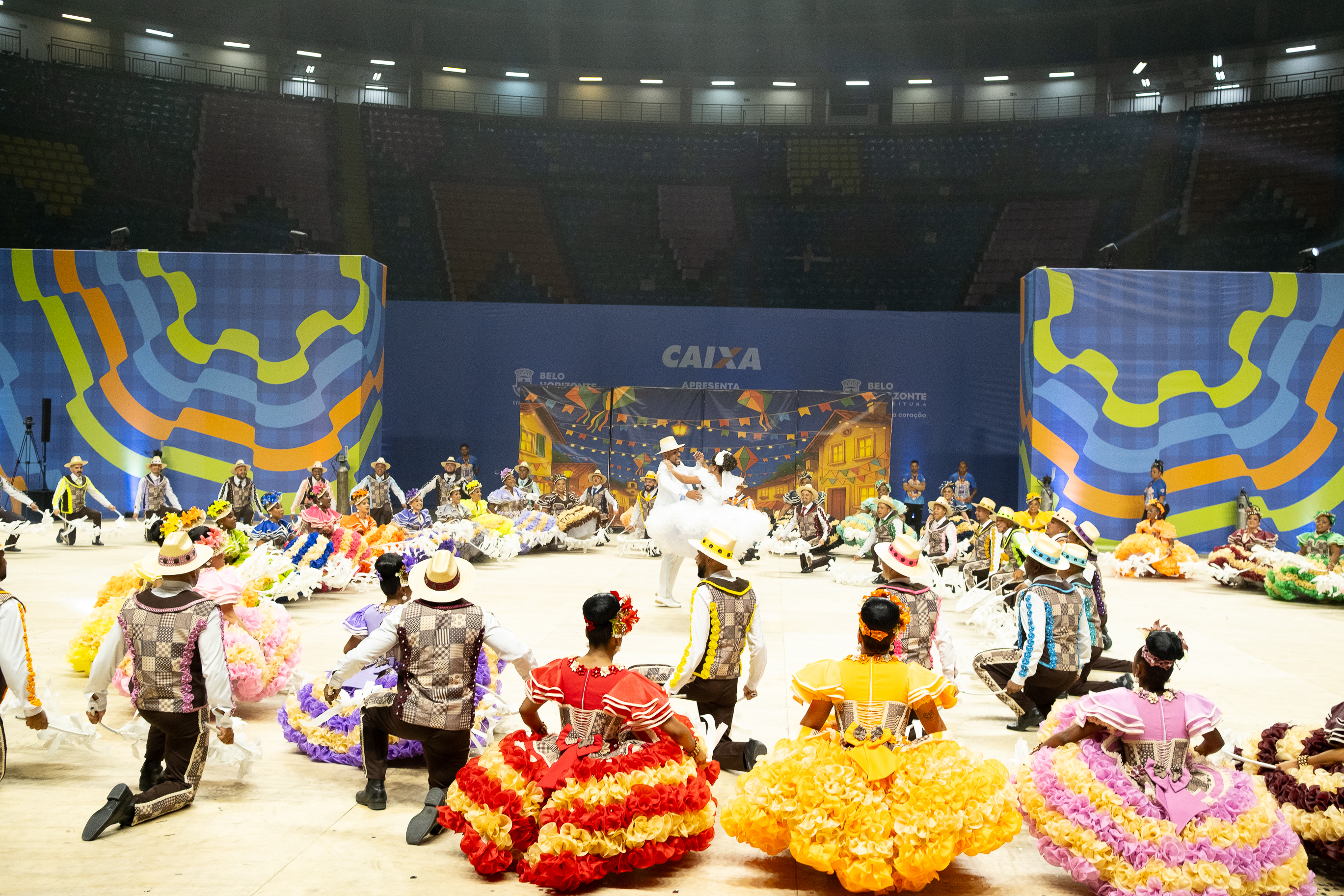 Foto de um grupo de quadrilha se apresentando