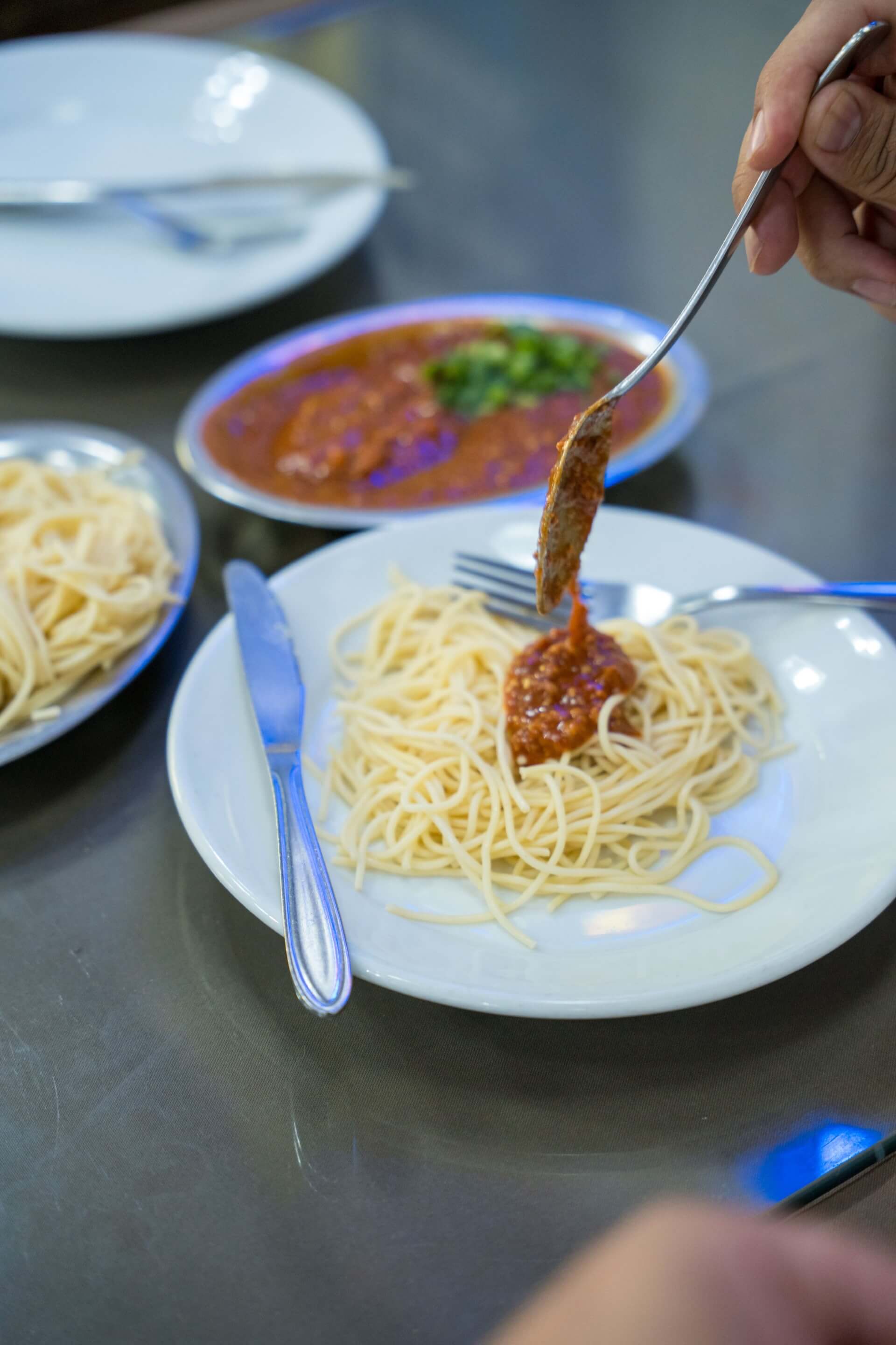 Imagem de um prato de macarrão com molho