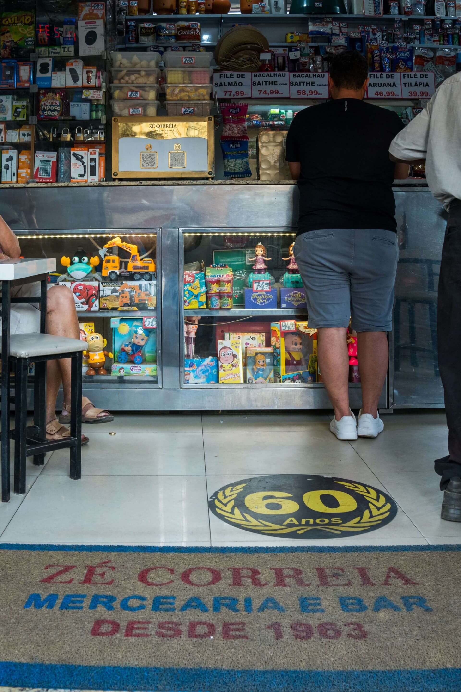 Imagem da entrada de uma mercearia