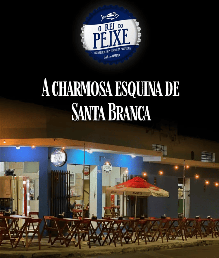 Imagem de um bar, com cadeiras e meses na rua.