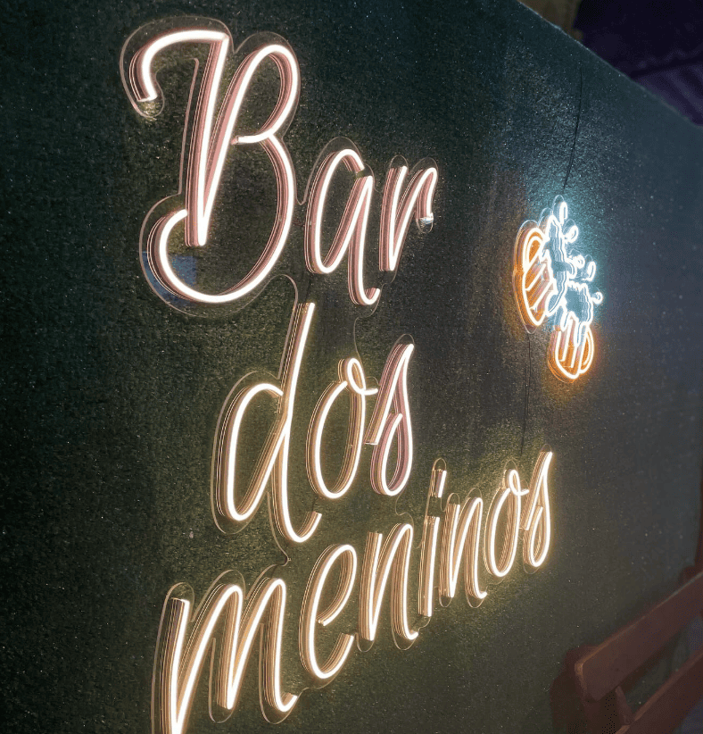 Decoração letreiro iluminado Bar dos Meninos