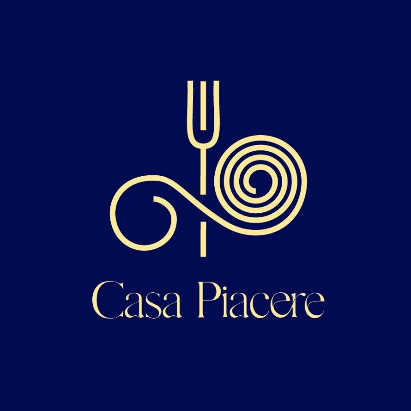 Logo do Restaurante Casa Piacere com fundo azul e símbolo de garfo dourado 